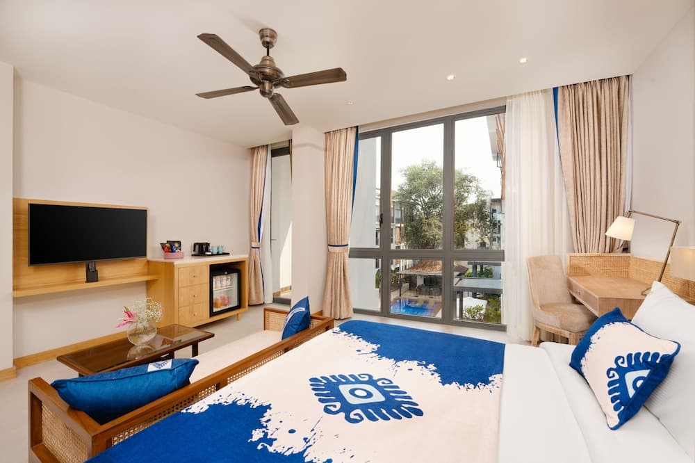 Junior Suite King Bed - Pool View — photo 1