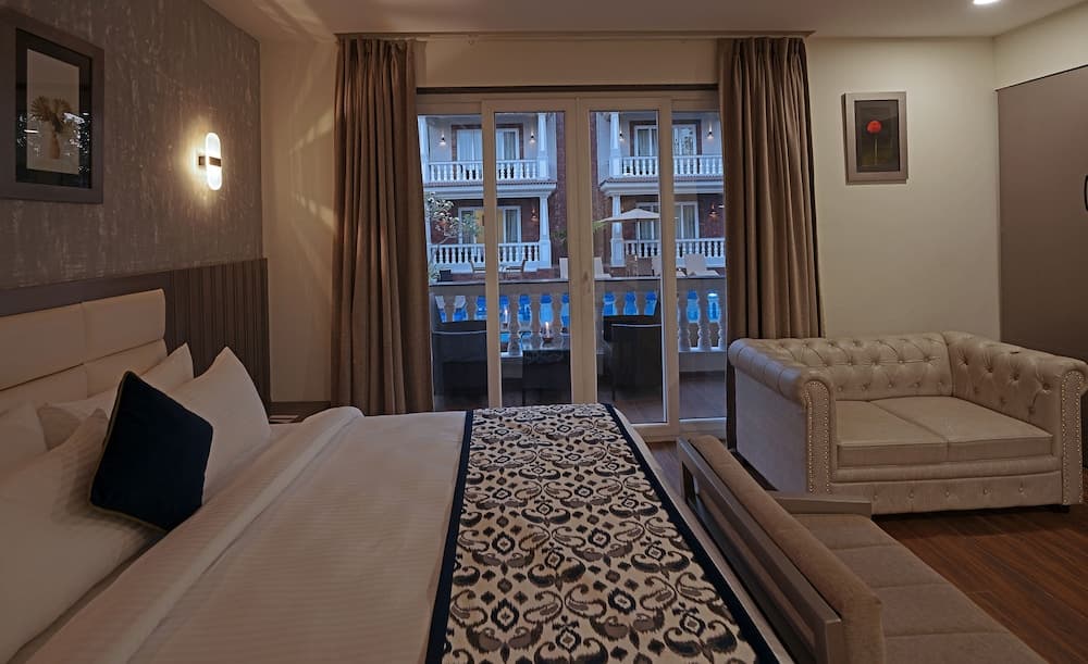 Deluxe Room, 1 Double Bed, Balcony, Pool View — photo 1