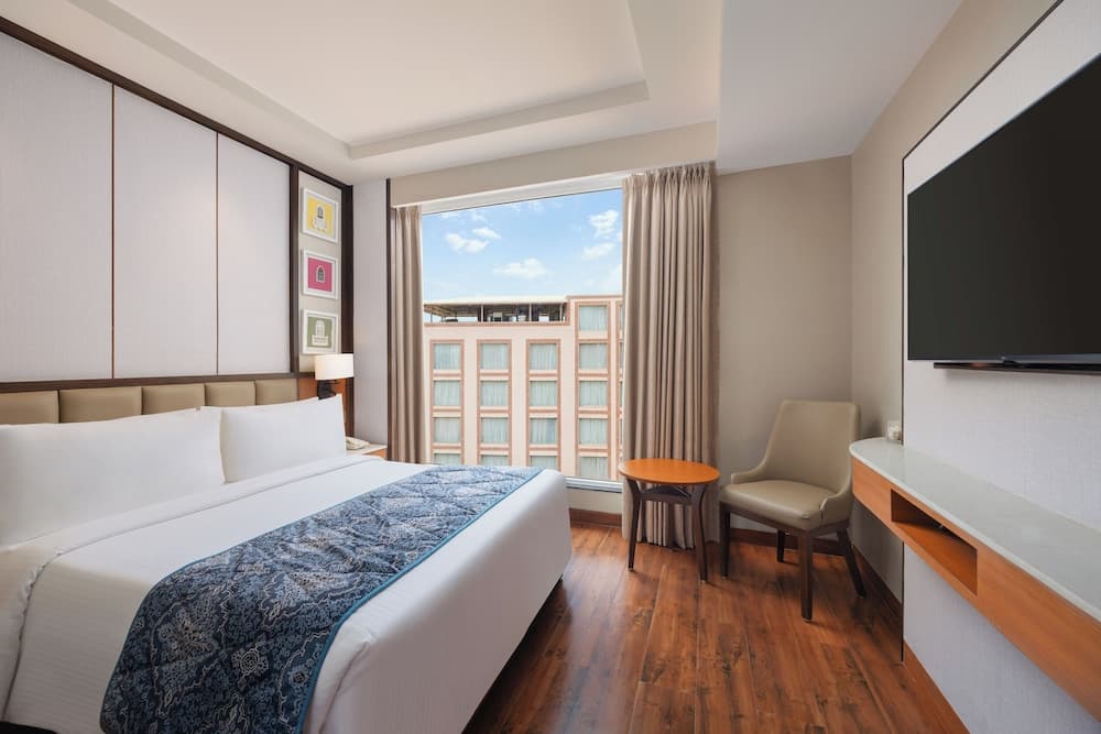 Deluxe Room, 1 Queen Bed — photo 1