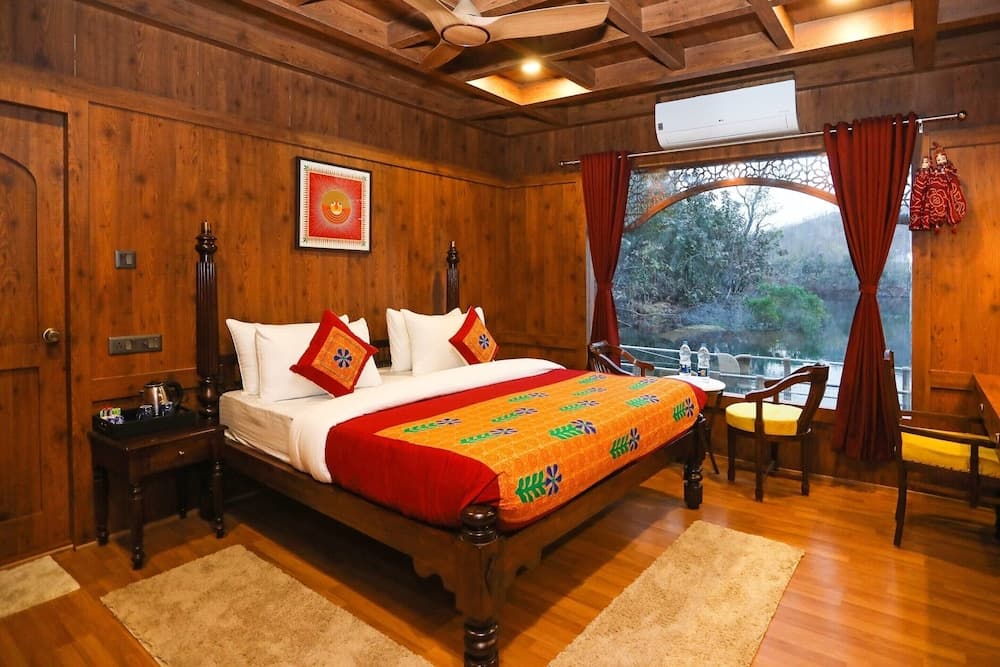 Houseboat in Kevadia Near Statue of Unity — photo 9