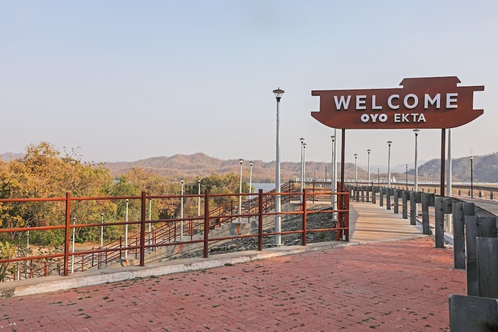 Houseboat in Kevadia Near Statue of Unity — photo 18