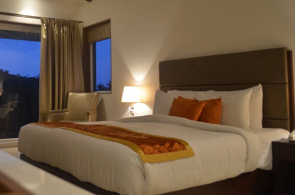 Deluxe Room with Balcony — photo 1