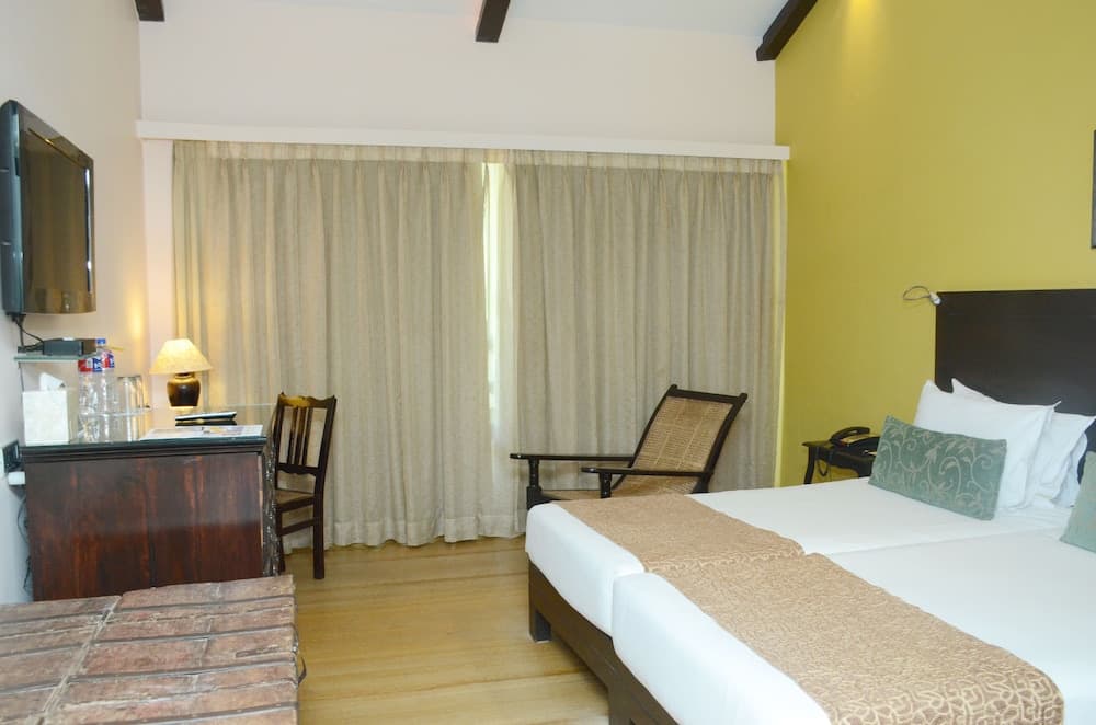 Courtyard Room Twin Bed with Bathtub — photo 1