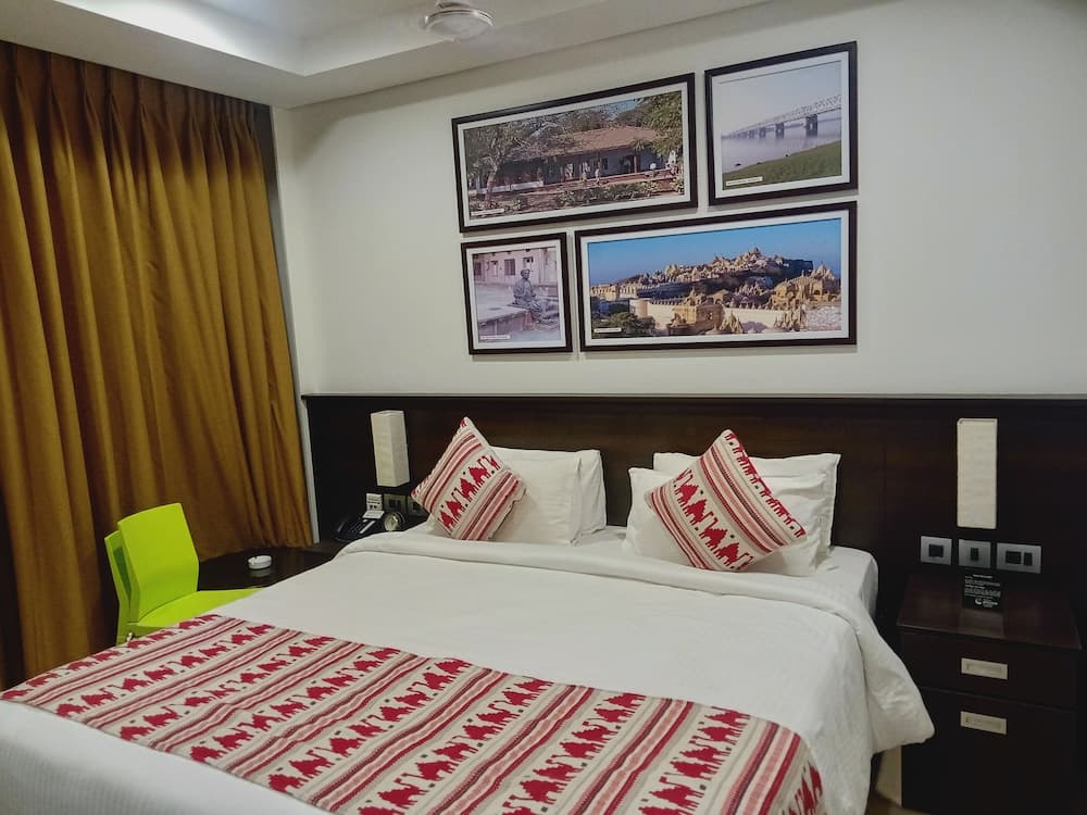 Room, 1 King Bed, Mobility Accessible, Non Smoking — photo 1