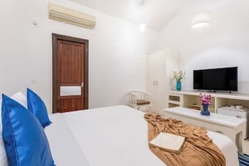 Deluxe Room, Pool View — photo 1