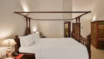 Deluxe Room, 1 King Bed — photo 1