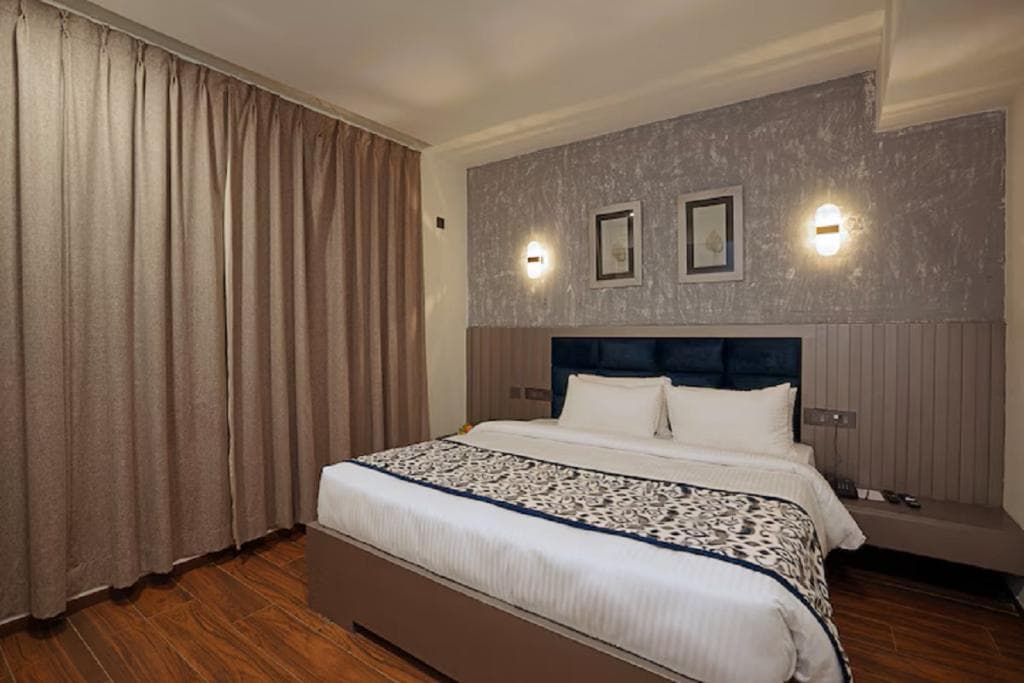 Superior room - 1 Double Bed Partial Pool View — photo 1