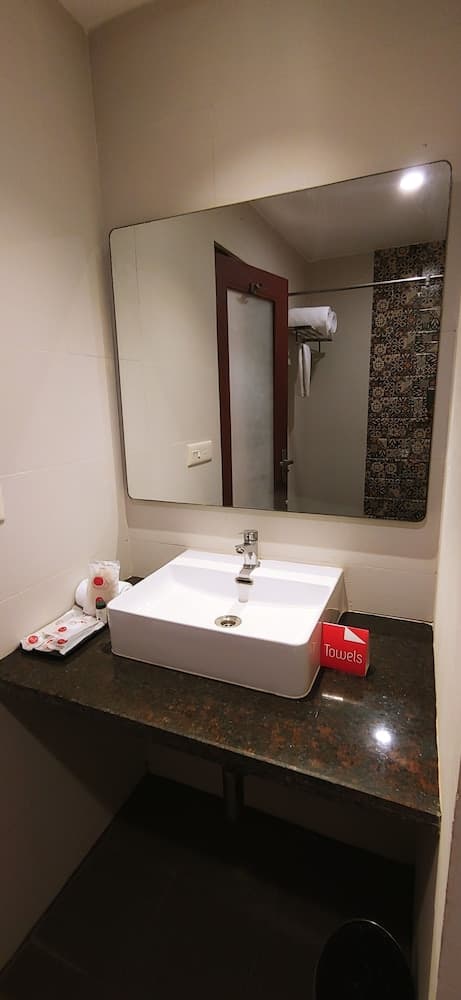 Standard King Room — photo 1