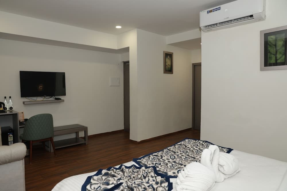 Suite, 2 Double Beds, Balcony, Pool View — photo 1