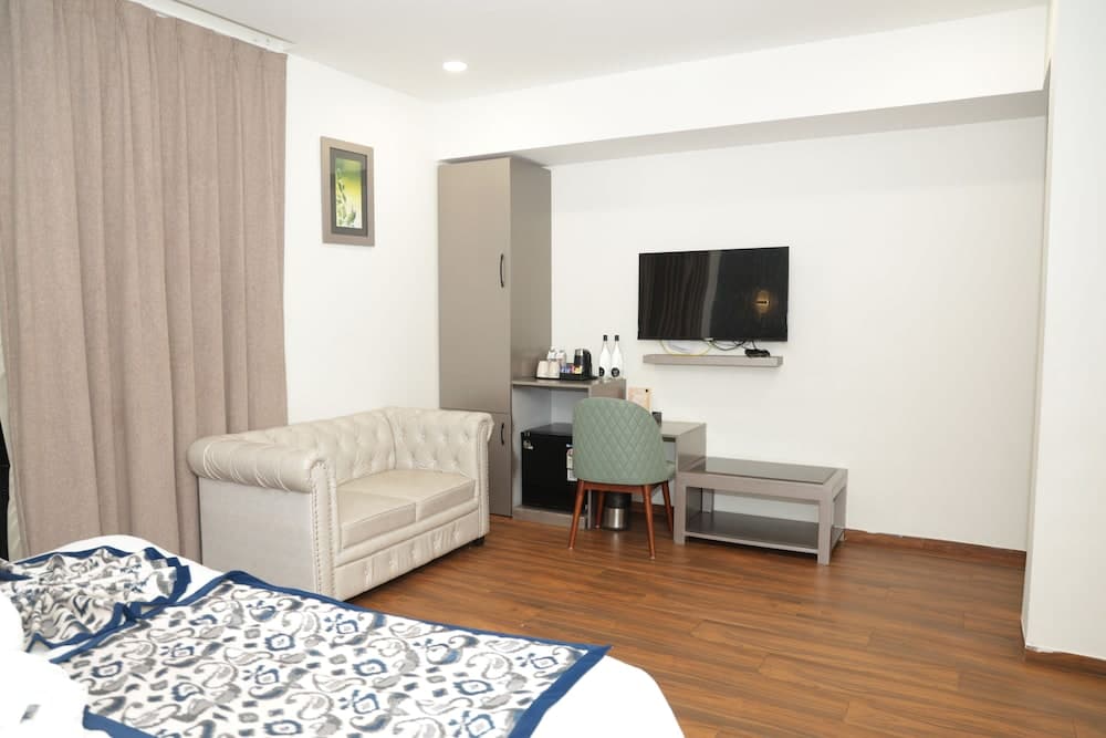 SUITE, 2 DOUBLE BEDS, POOL VIEW, BALCONY — photo 1
