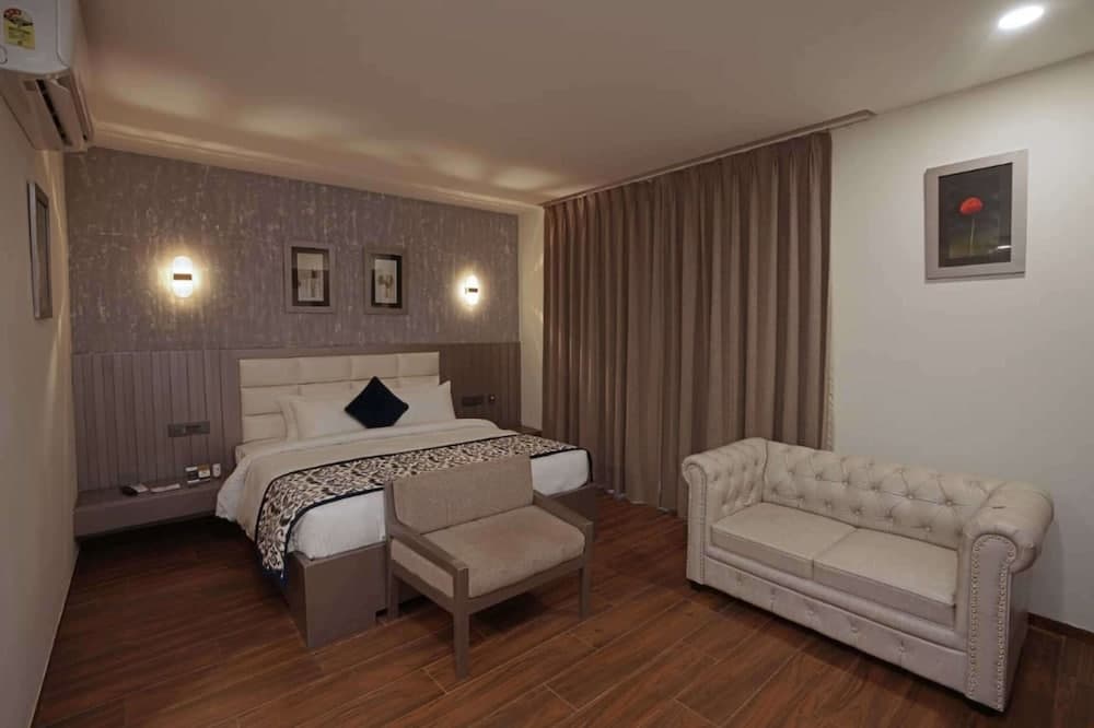 Deluxe Room - 1 Double Bed Pool View with Private Balcony — photo 1