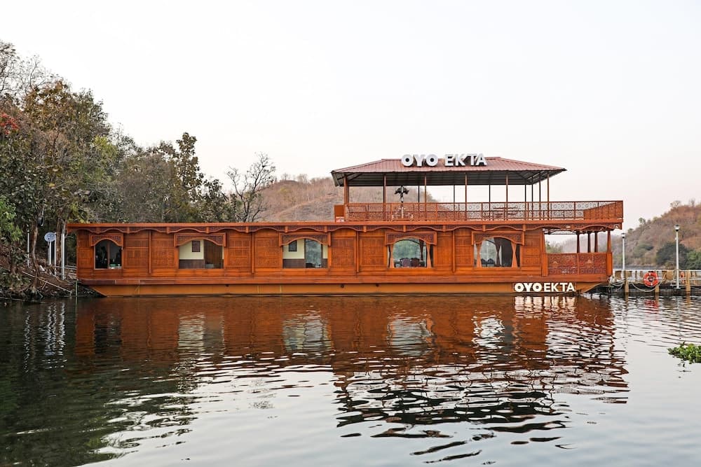 Houseboat in Kevadia Near Statue of Unity — photo 5