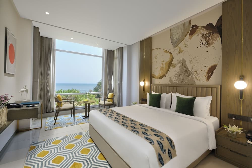 Deluxe Room, 1 King Bed — photo 1