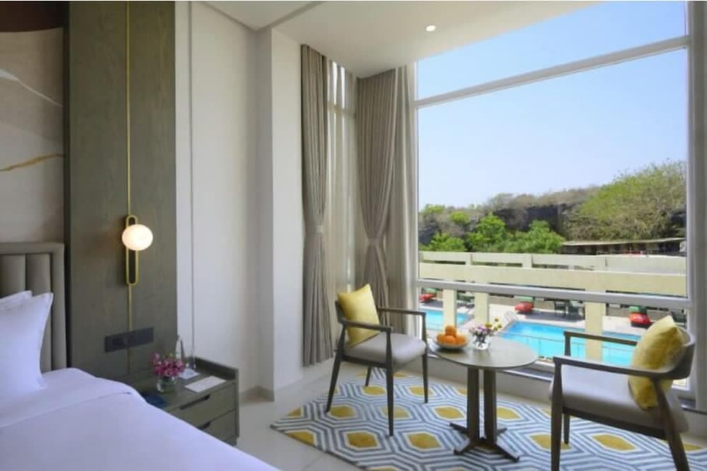 Superior Room, 1 King Bed — photo 1
