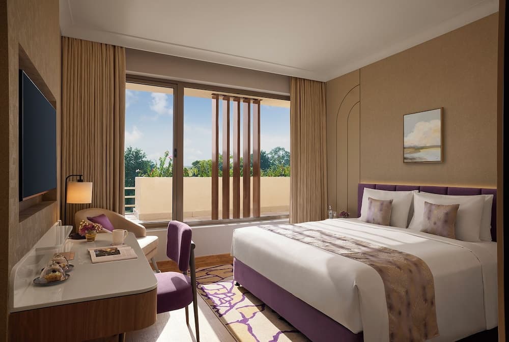 Superior Room, 1 King Bed — photo 1
