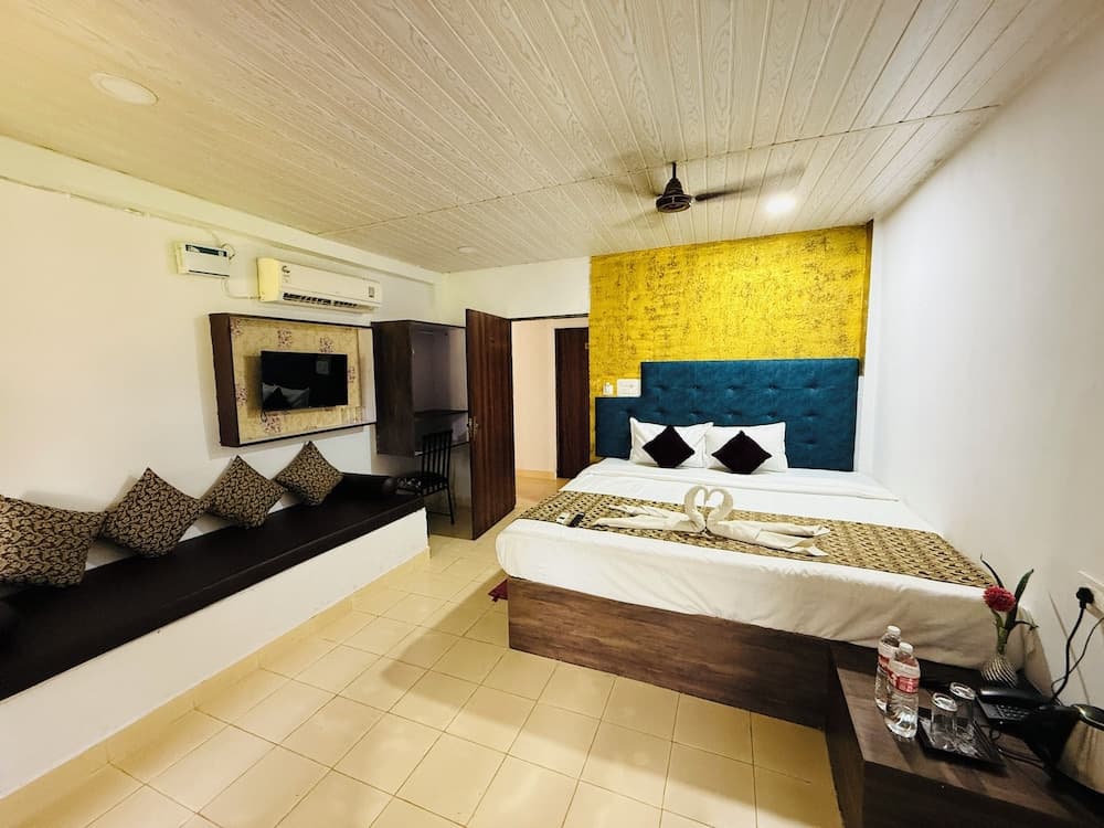 Deluxe Double Room, Balcony, Pool View — photo 1