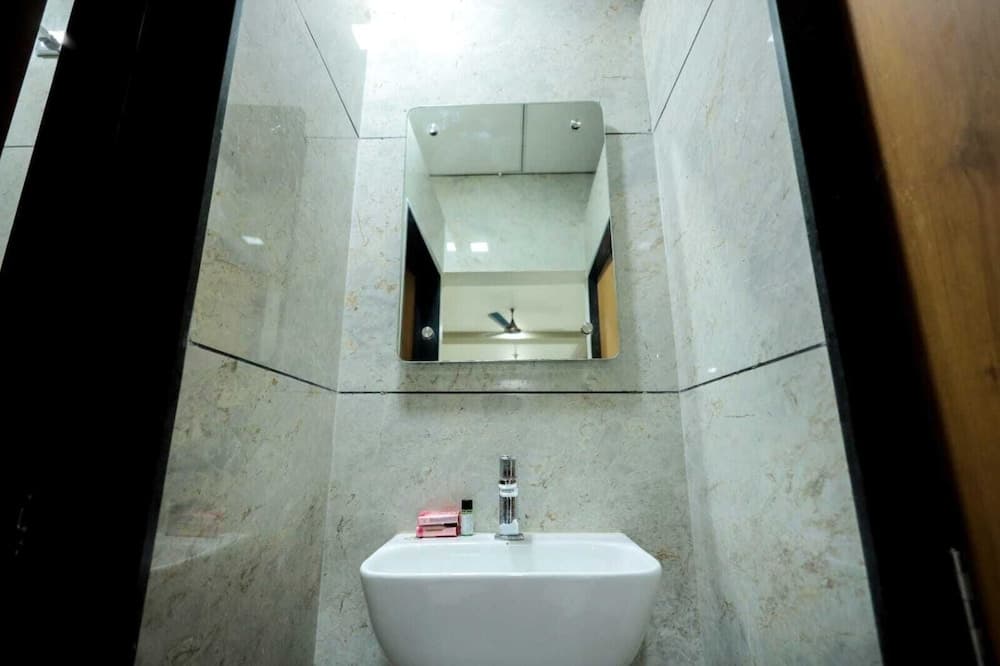 Deluxe Triple Room, City View — photo 1