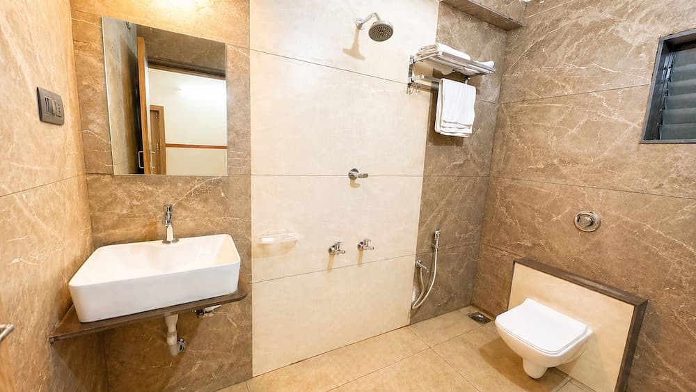 Deluxe Triple Room, City View — photo 1