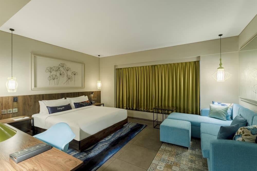 Room, 1 King Bed with Sofa bed — photo 1