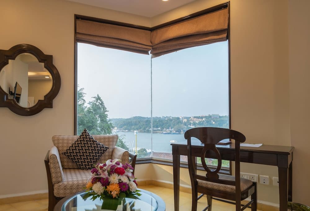 Superior River View Room — photo 1