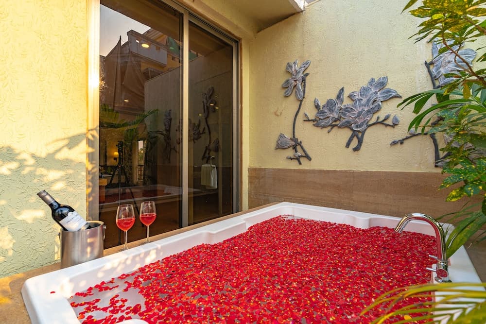 Bellus Suite Room with Private Jacuzzi & Pool View — photo 1