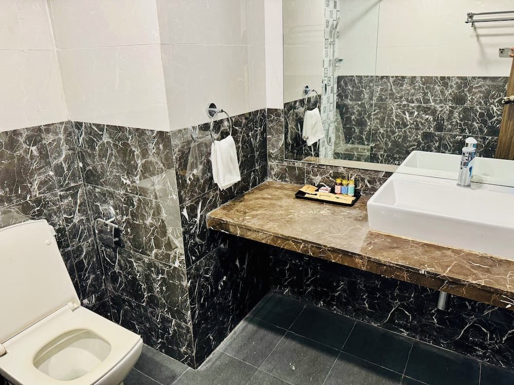 Superior King Suite with Bathtub — photo 1