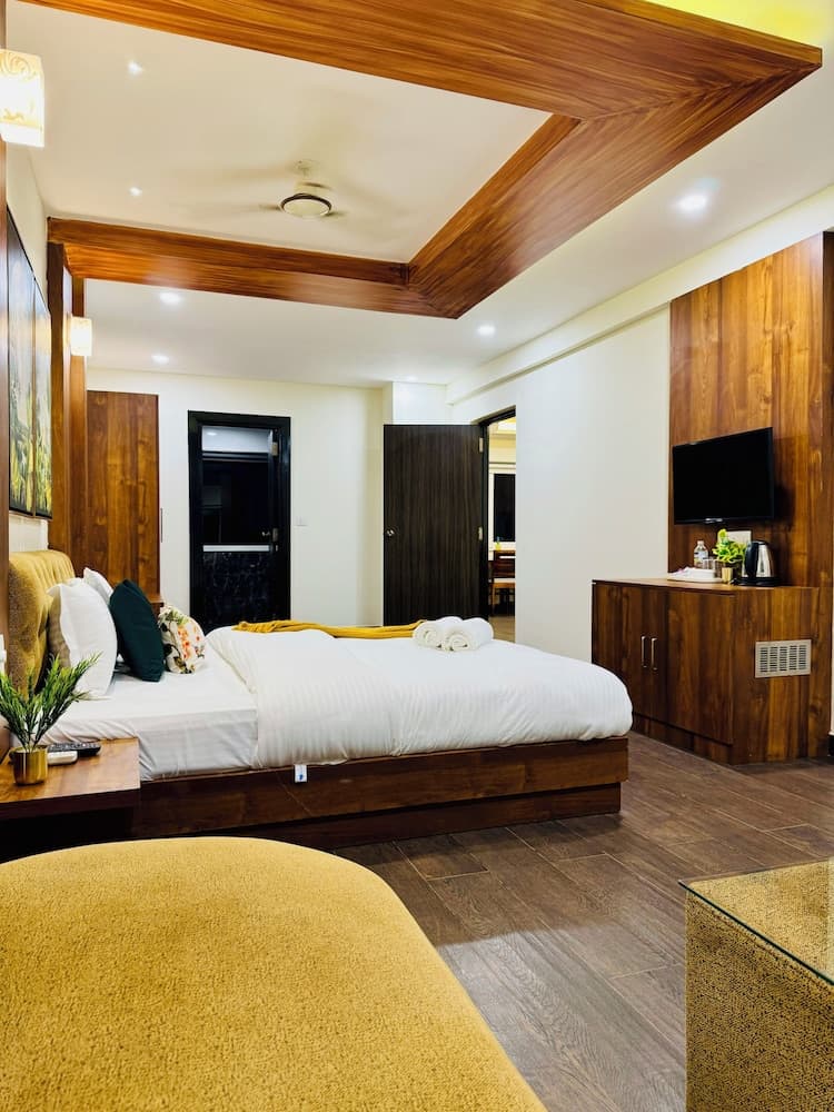 PREMIER, SUITE, LIVING AREA, BATHTUB — photo 1