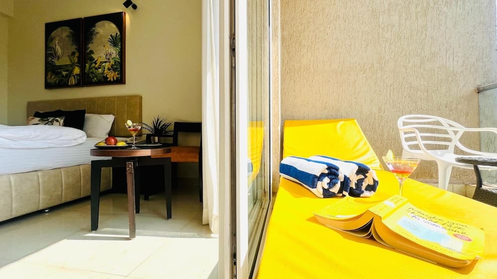 Superior King Room with Sunbed — photo 1
