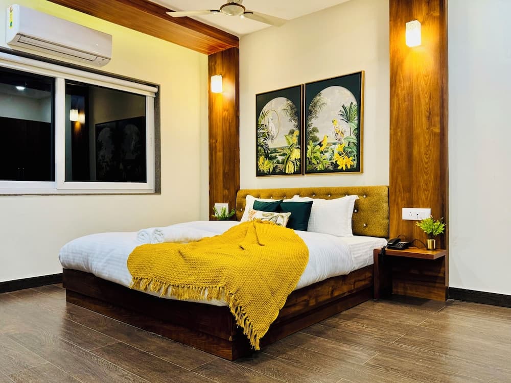 Premier Suite with Bathtub and Living Room — photo 1