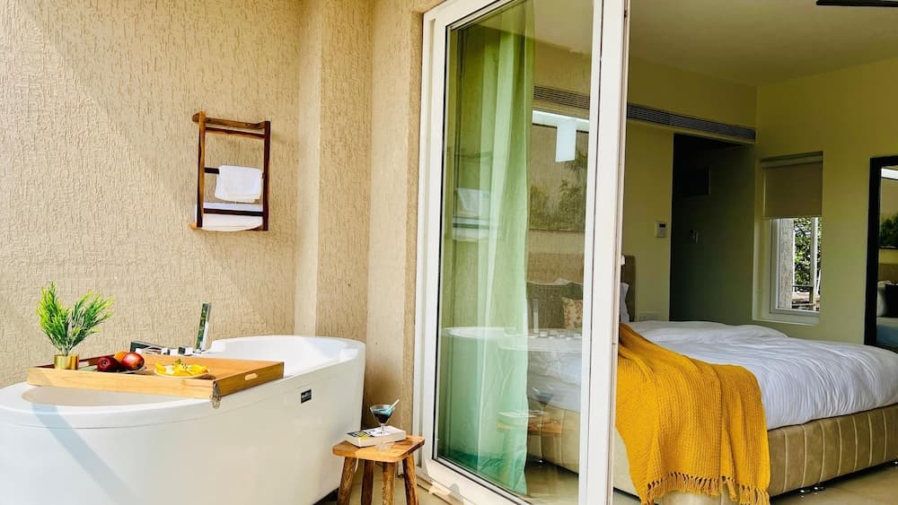 PREMIER, BALCONY, BATHTUB — photo 1