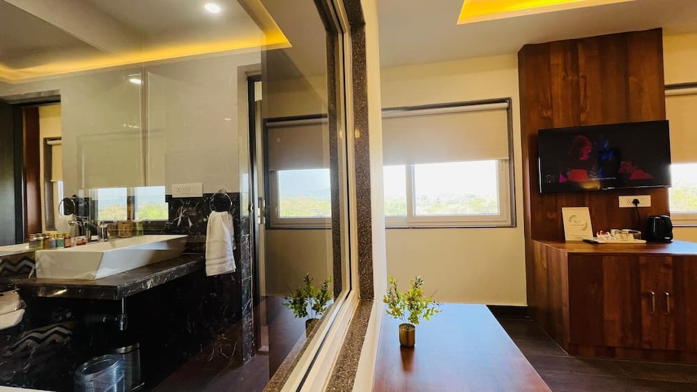 Junior Suite with Bathtub — photo 1