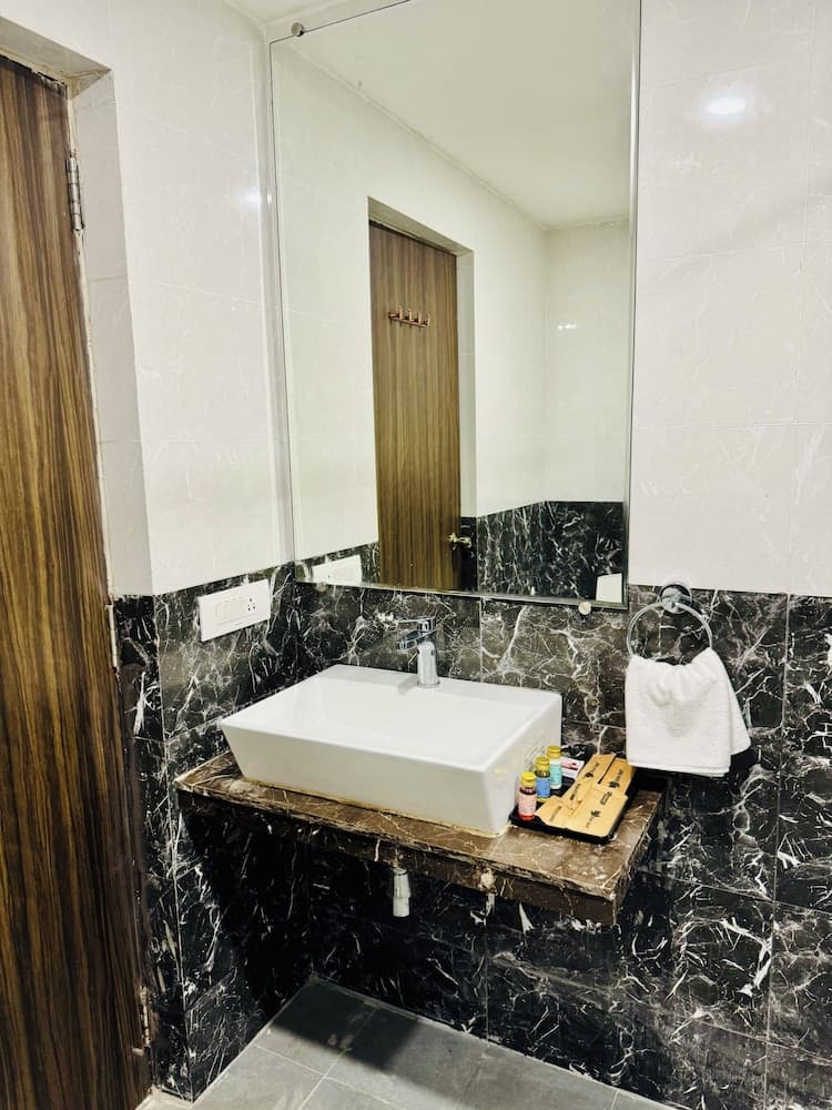 Premier King Suite with Bathtub — photo 1