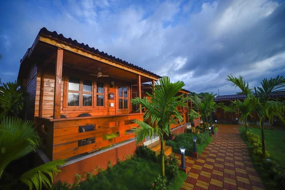 Luxurious Wooden Cottages with Garden View — photo 1