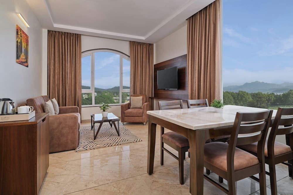Classic King Suite City View — photo 1