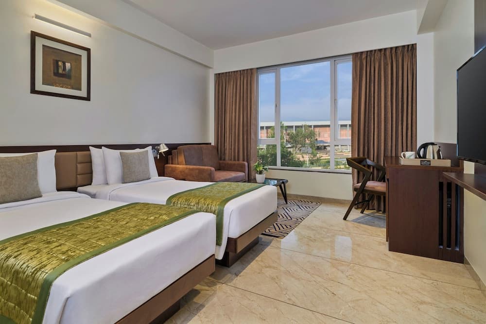 Room, 2 Twin Beds, City View — photo 1