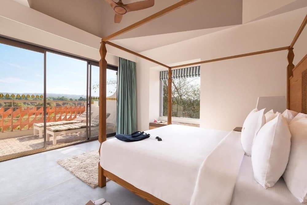 Deluxe Room, 1 Queen Bed (Deluxe Room) — photo 1