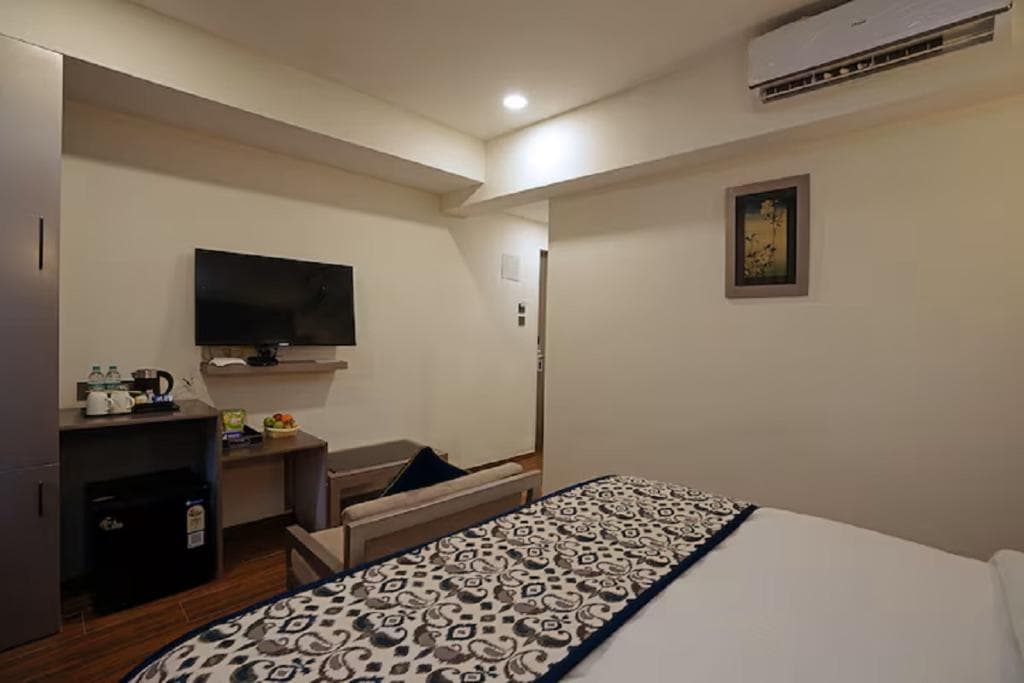 Superior Room with Partial Pool View — photo 1