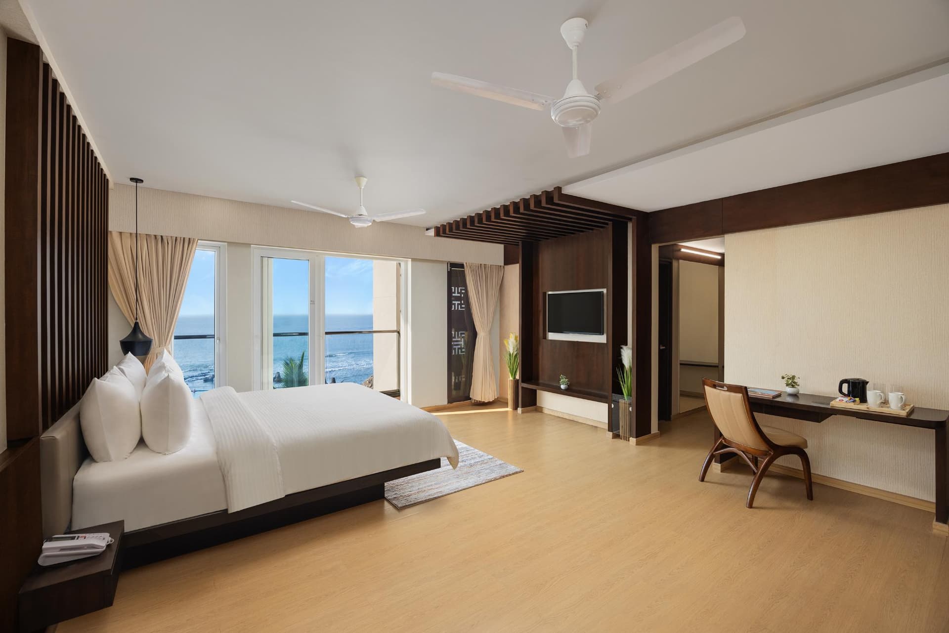 EXECUTIVE, SUITE, SEA VIEW — photo 1