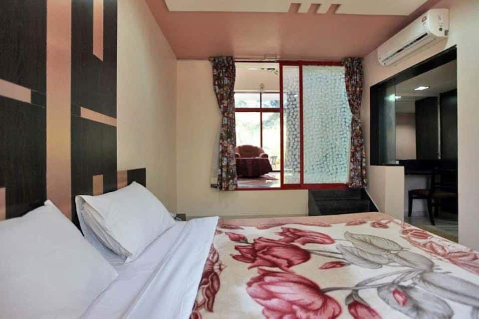 Deluxe AC Room (No View) — photo 1