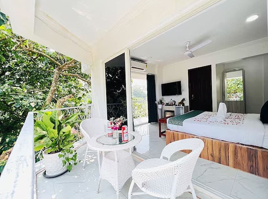 Luxury Room (Pool View) — photo 1