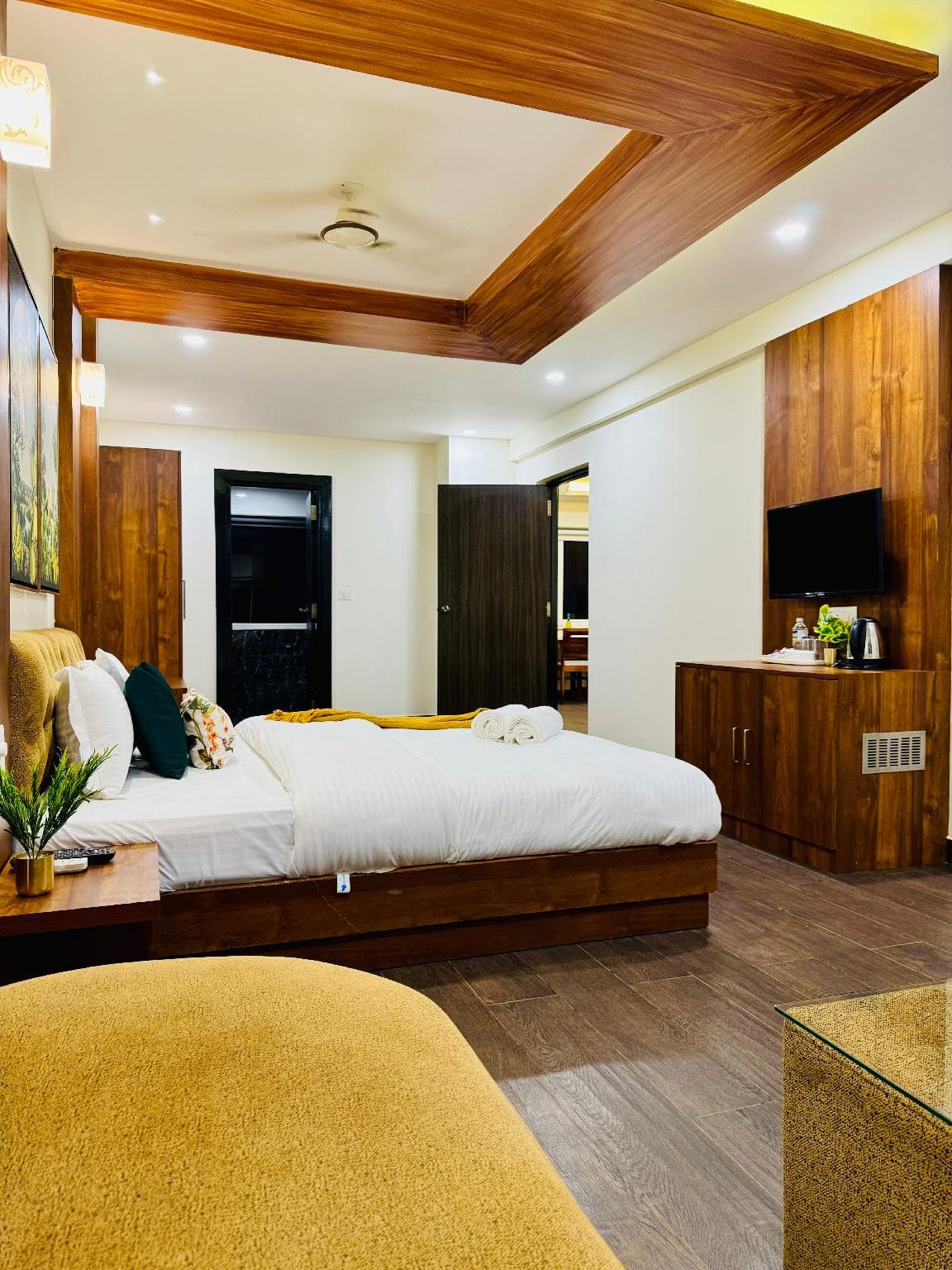 SUITE PREMIER KING BED — photo 1