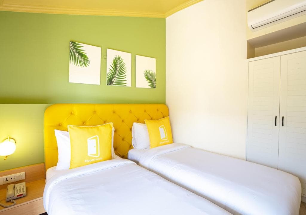 DELUXE, TWIN BEDS, BALCONY — photo 1